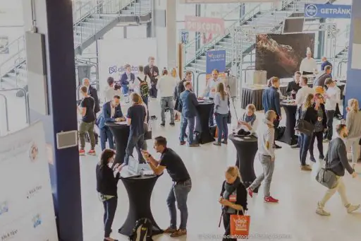 Menschen die sich in der Lobby unterhalten